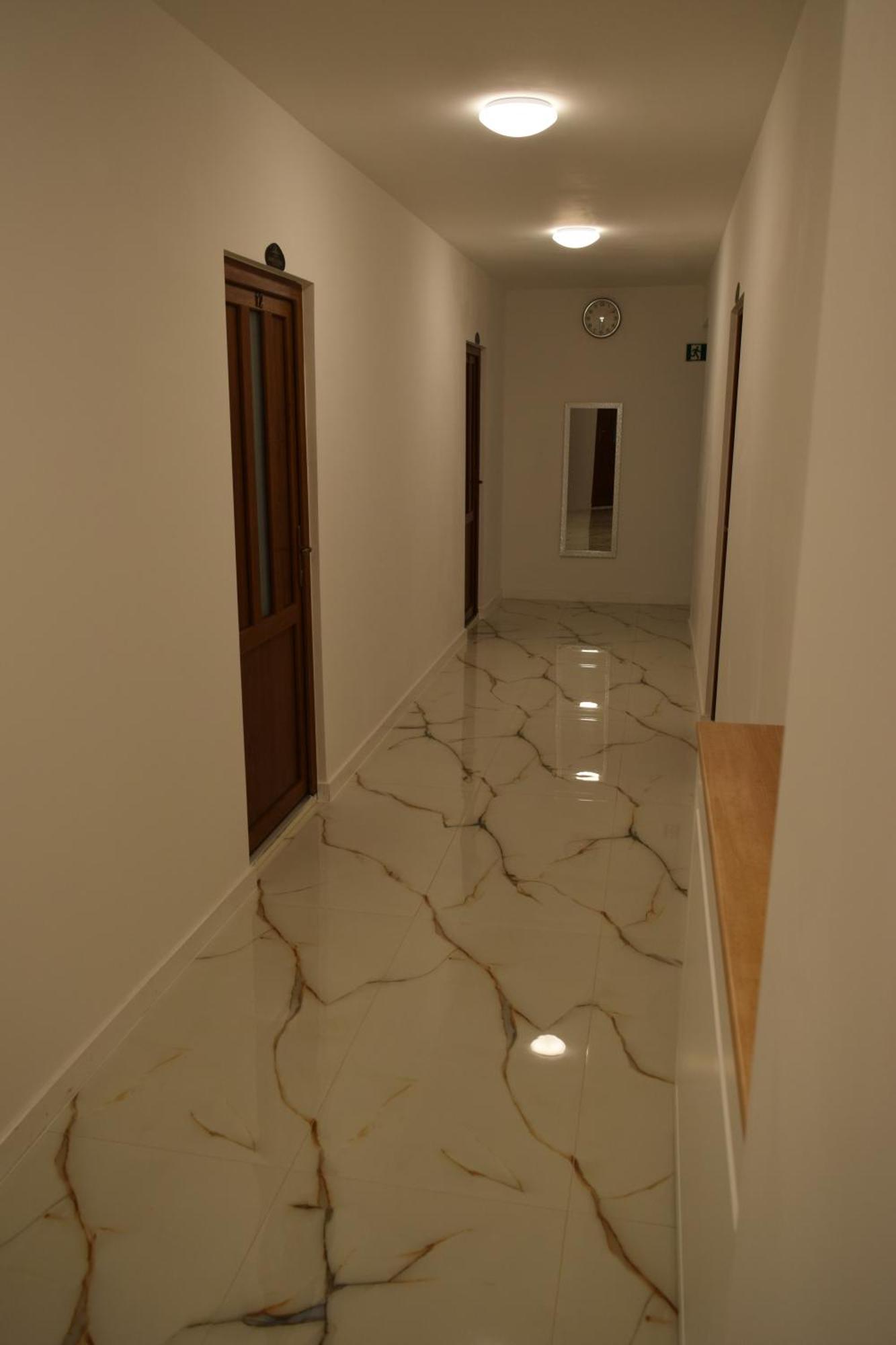 Airport Karoly Central فيتْشيش المظهر الخارجي الصورة